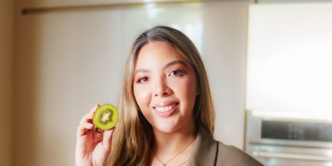 Valentina Díaz sonriendo con un kiwi en su cocina