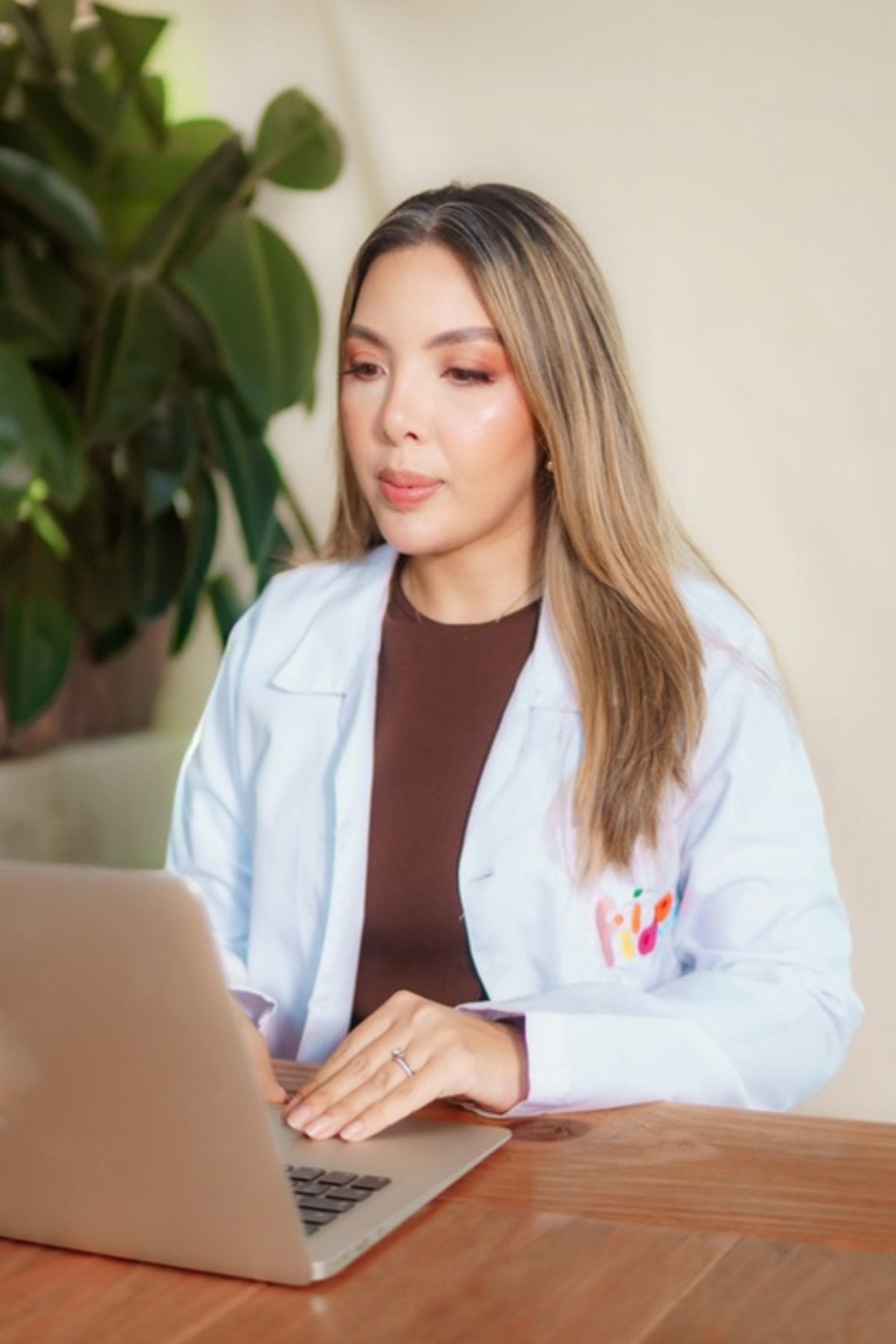 Valentina Díaz atendiendo una consulta de nutrición online