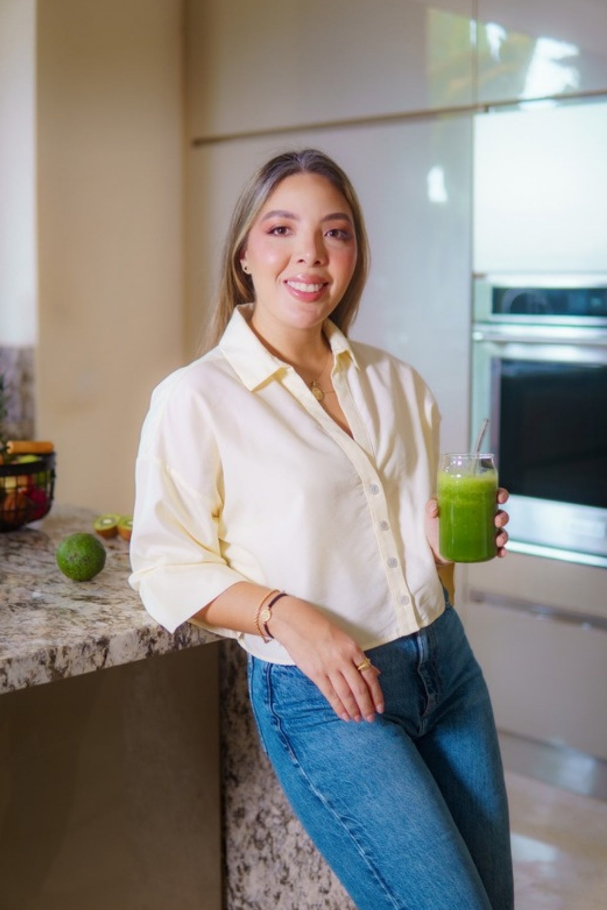Valentina Díaz con un jugo verde en su cocina