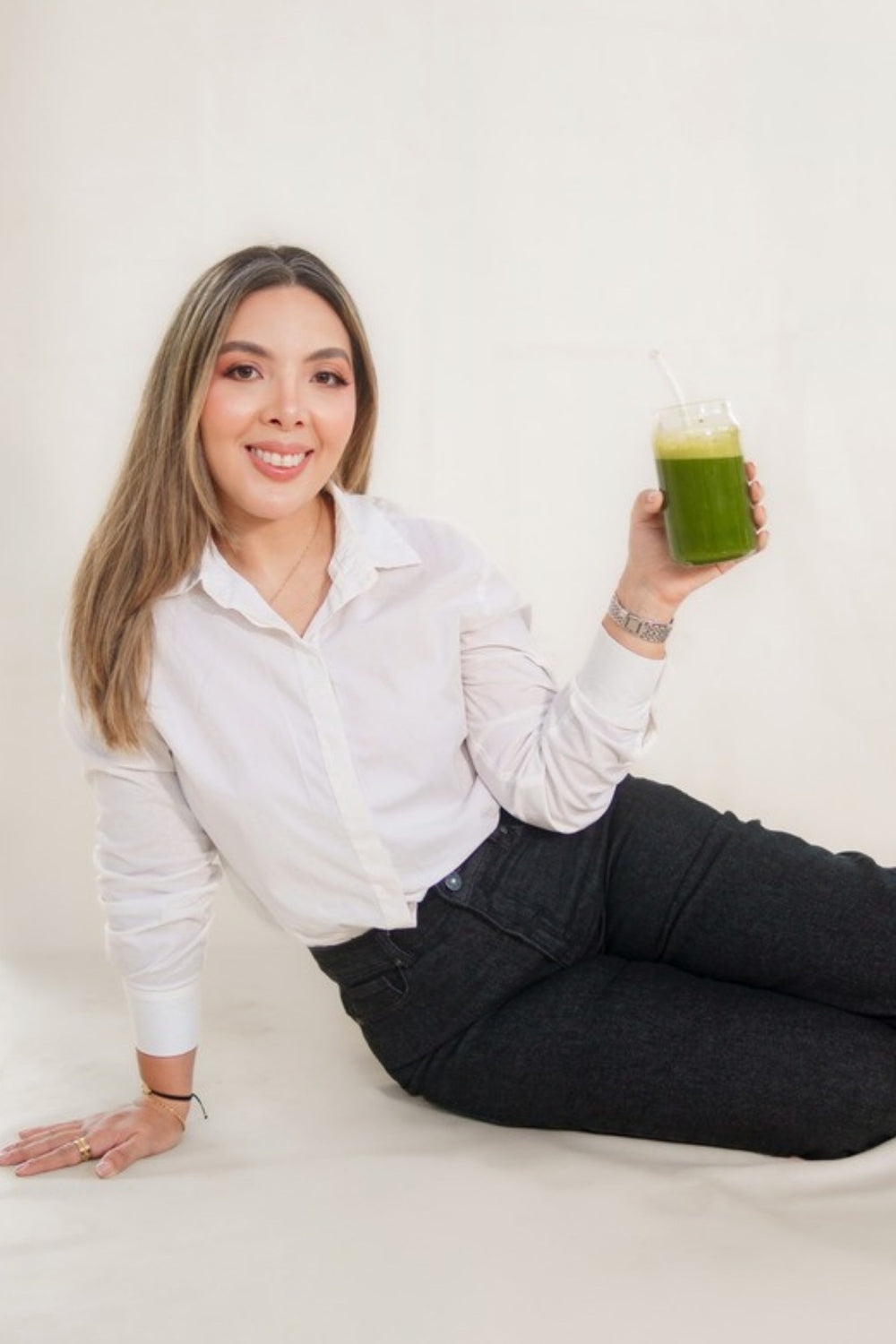 Valentina Díaz con un jugo verde
