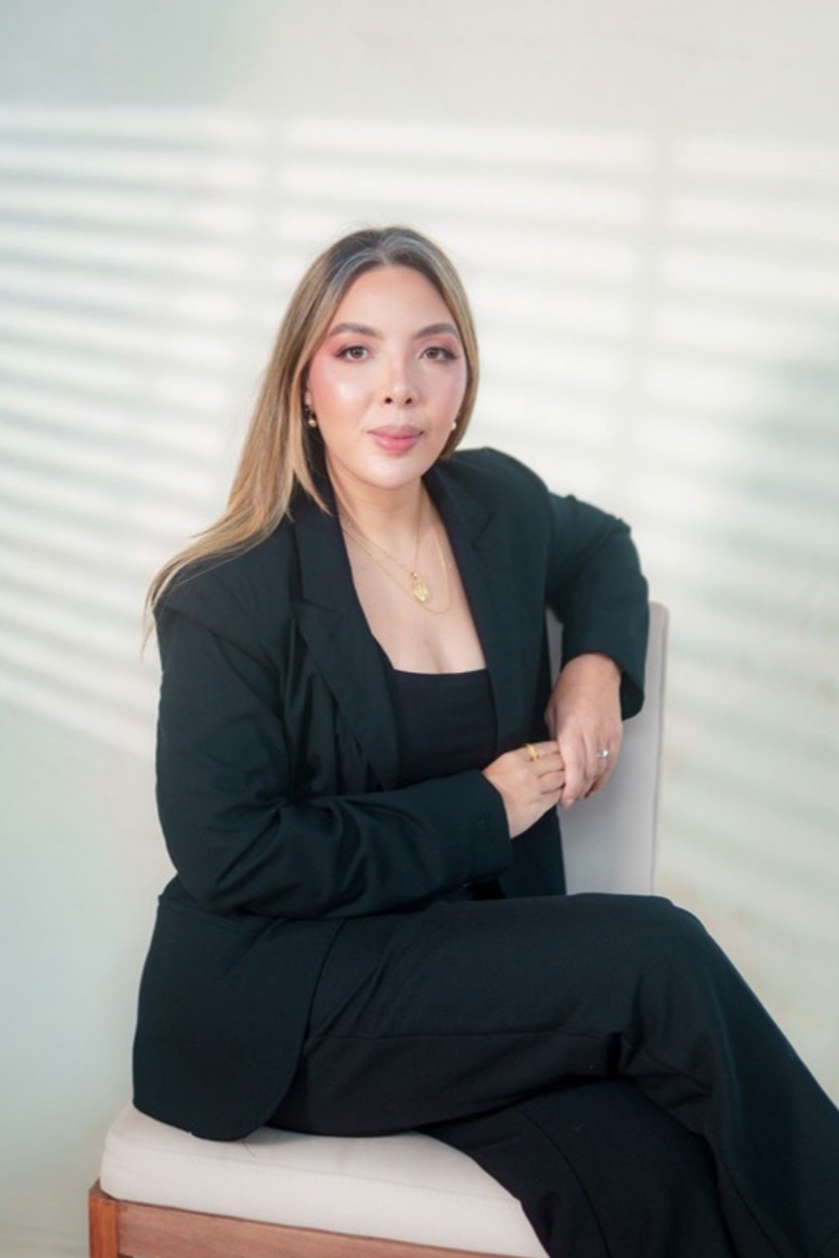 Valentina Díaz, nutricionista, con traje negro